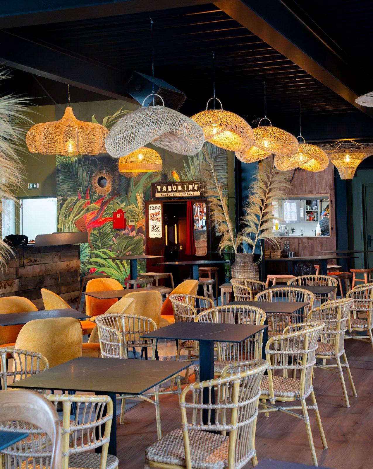 La salle du BFOR Chauray, lampes en rotin et mur végétal